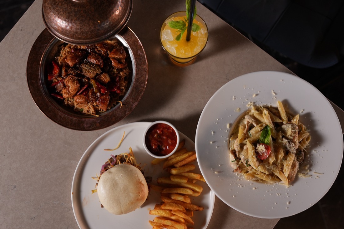 Almora Lounge - burger, patates, penne makarna ve bakır güveç bir arada
