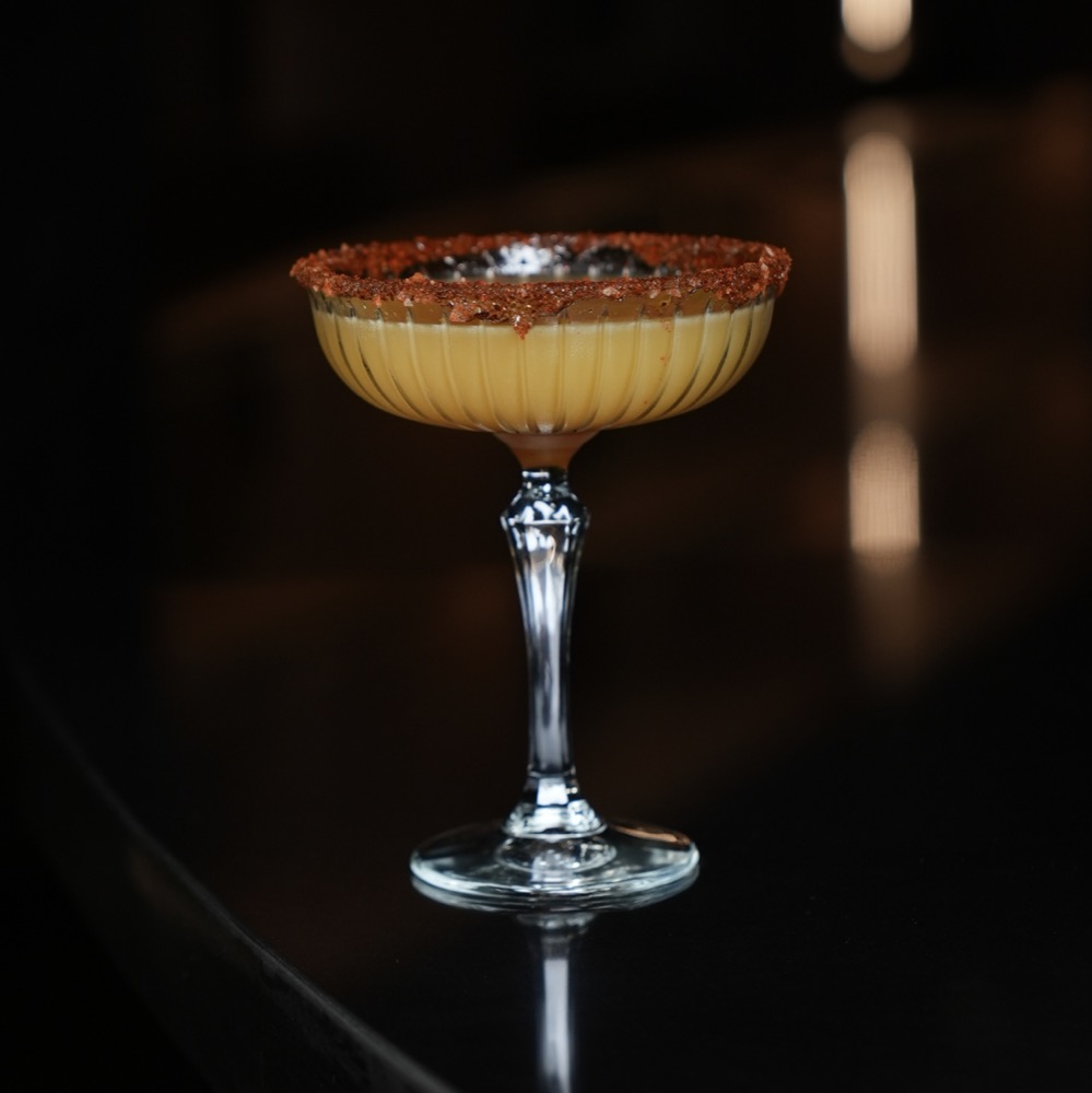 Almora Lounge - kakao kenarlı kadehte klasik espresso martini kokteyli