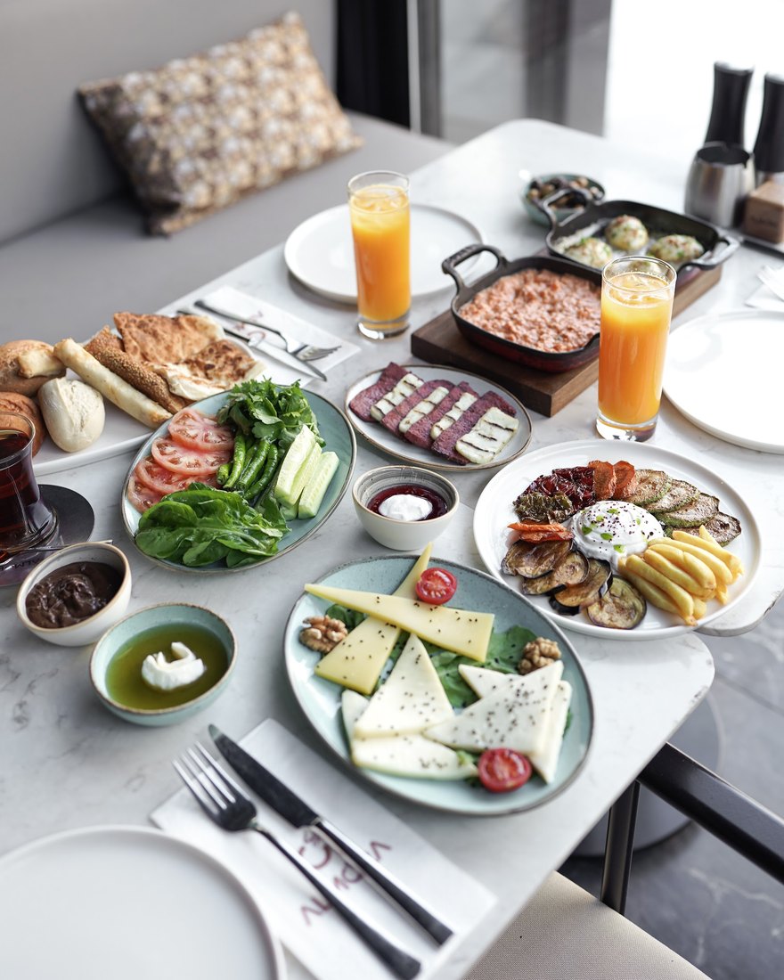 Almora Lounge - Cam cepheli terasta kahvaltı masası