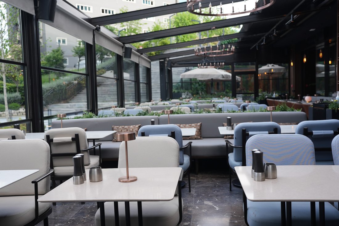 Almora Lounge - Cam cepheye yakın teras masaları